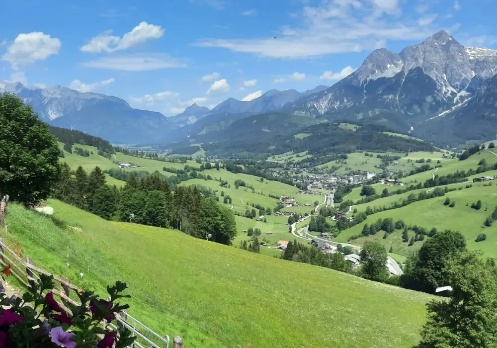 Ausblick auf die Berge im Nebel