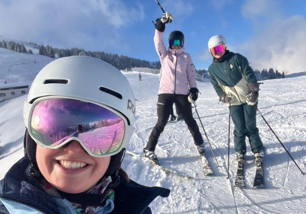 Freunde beim Skifahren