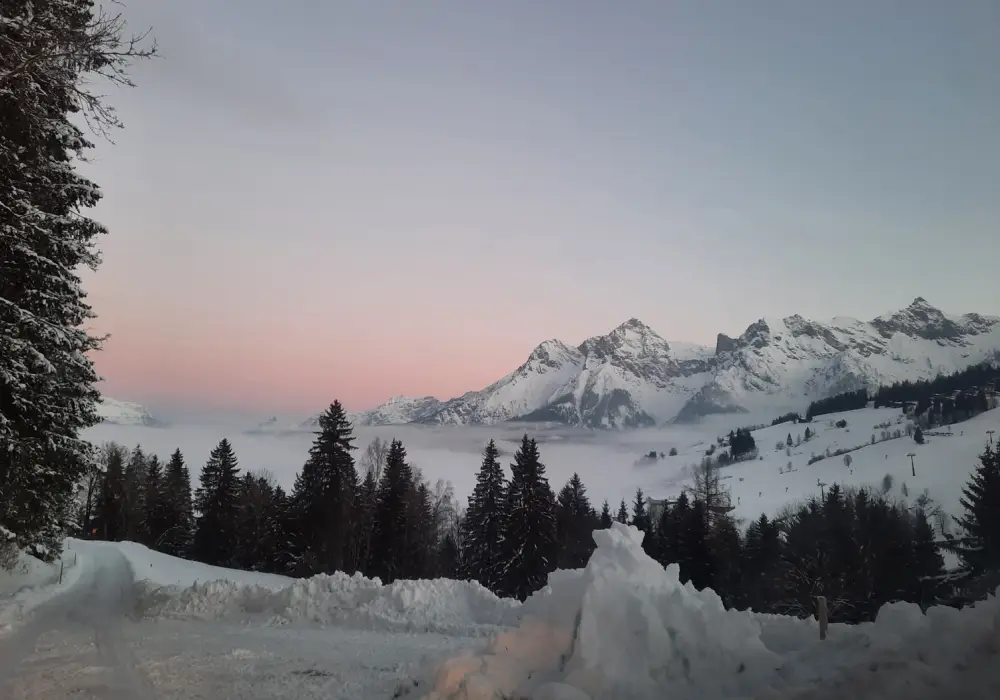 Ein Ausblick auf die Berge bei Abenddämmerung