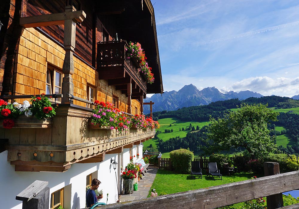 Ausblick Hof mit Berglandschaft