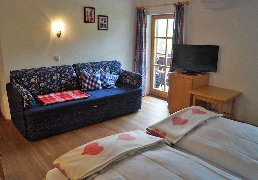 Doppelzimmer mit Doppelbett und Schlafsofa