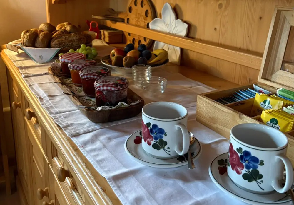 Ein Einblick in die Marmeladenauswahl des Frühstücksbuffets