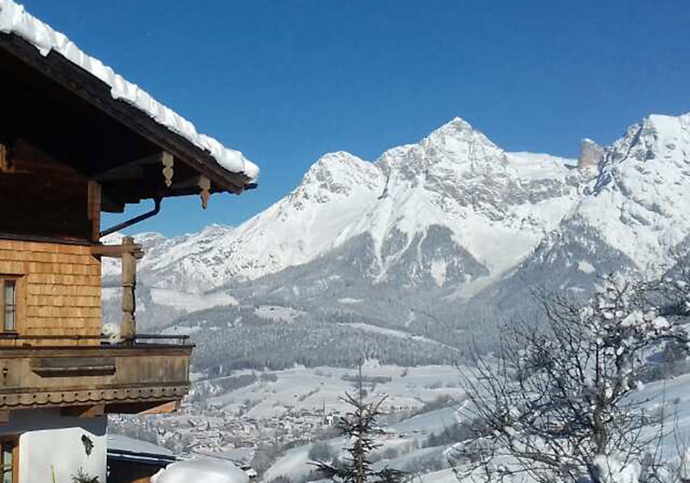 Ausblick vom Hof in die schneebedeckten Berge